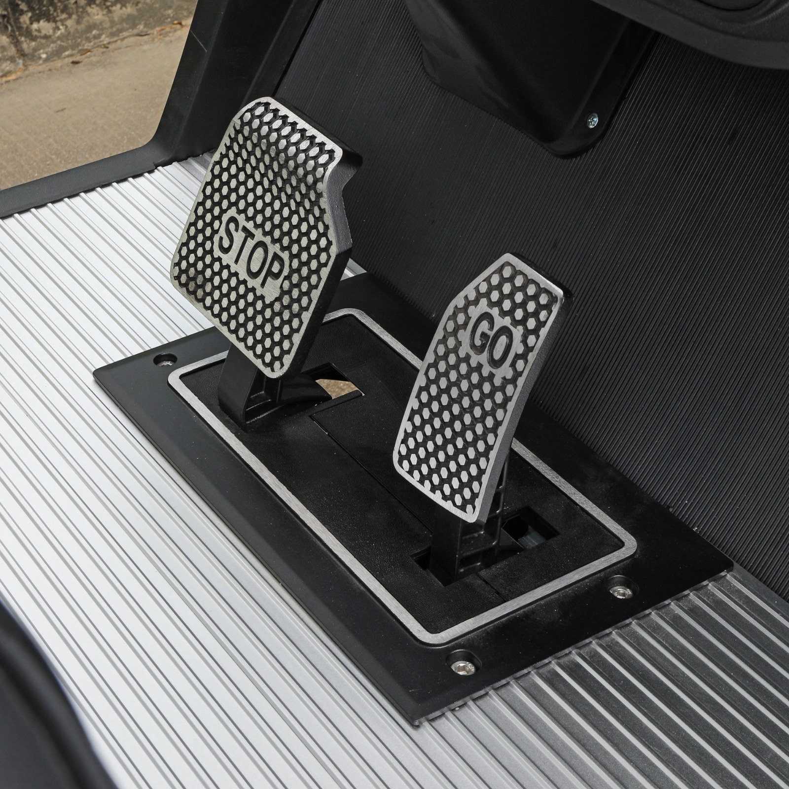 Cortéa Apex pedals and anti-slip aluminium flooring